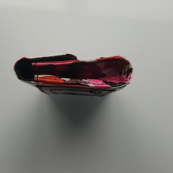 3/$25  Bundle Only - Relativity Wallet - Picture 6 of 9